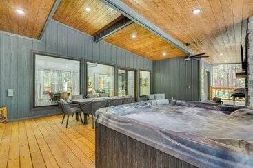 بيت ريفى Deluxe Riverfront Cabin In Broken Bow W/ Hot Tub!