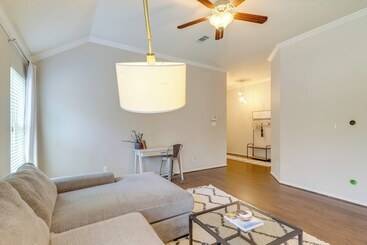 קוטג'' Houston Home W/ Fenced Yard & Swing Set!