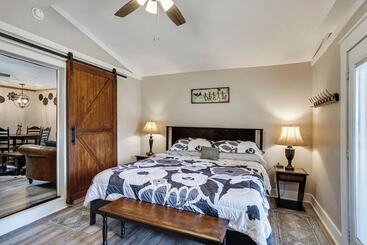 별장 Pet Friendly Granbury Home W/ Yard, Near Downtown!