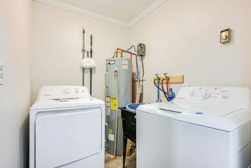 茅舍 Serene Lakefront Standish Home W/ Fire Pit & Grill