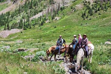 بيت ريفى Backcountry Outfitters