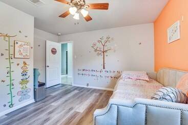 コテージ Chic & Relaxing Katy Escape W/ Community Pool!