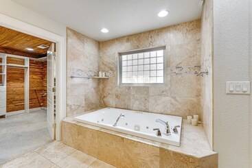 Сельский дом 8 Mi To Jacksonville: Oregon Getaway W/ Deck!