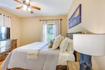 별장 Lakefront Gladewater Retreat W/ Dock + Hot Tub!