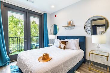 کلبه Lindsley By Avantstay Balcony + Modern Design A+ Downtown Location