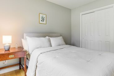 کلبه Park Village Home W/ Pond: 6 Mi To Downtown Cary