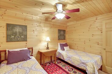 茅舍 Peaceful Greers Ferry Cabin W/ Deck & Lake View!