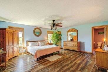 بيت ريفى Spacious Ozarks Family Home   Private Pool & Grill