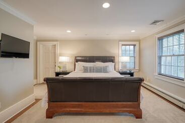 بيت ريفى Secluded Estate W/ Guest House, Private Pond, Gym, & Movie Theater Sunny Pond