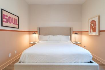 کلبه The Conway Modern Music City Penthouse Sleeps 24