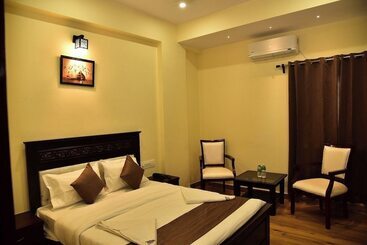 Отель Sak Royal Residency