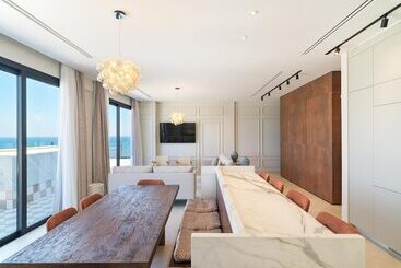 هتل آپارتمان Liv Mackenzie Beach Suites