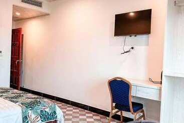 Crown Royale Hotel & Lounge