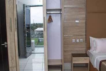 De Phantom Continental Hotel Lekki