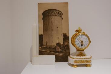 مبيت وإفطار Tour Sarrazine De Montaren