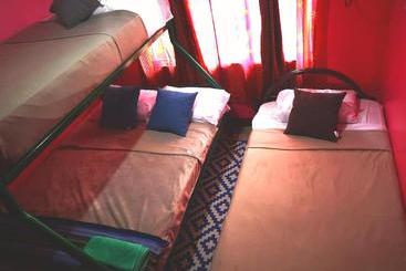 تختخواب و صبحانه Airport Traveler S Home