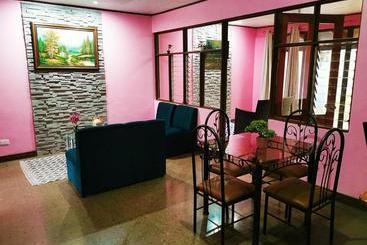 تختخواب و صبحانه Airport Traveler S Home