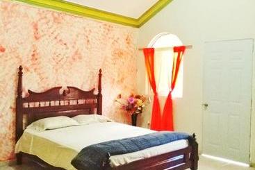 تختخواب و صبحانه The Trianon