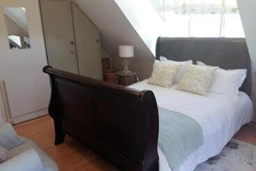 Almond Cottage Bed & Breakfast