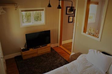 تختخواب و صبحانه Huckleberry Cottage