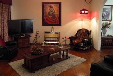 تختخواب و صبحانه The Spanish Guesthouse For Rooms Only