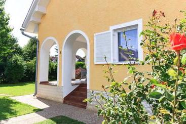 تختخواب و صبحانه Zita Haus