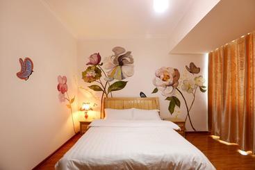 Flower House Girl Youth Hostel