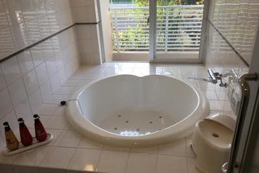 هتل Resort Class Inn Onna Village