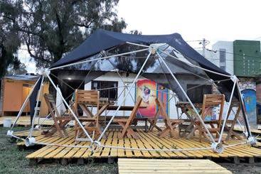 تختخواب و صبحانه La Cúpula Hostel & Camping