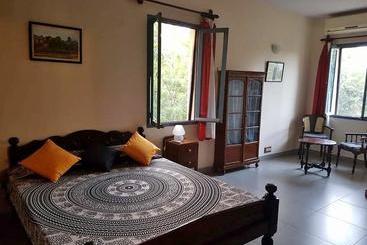 تختخواب و صبحانه Lily Pool Villa