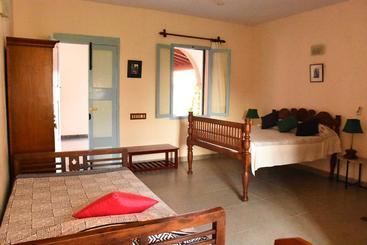 تختخواب و صبحانه Lily Pool Villa