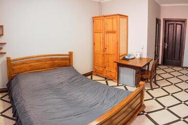 Отель Samarianka