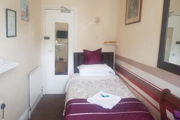 فندق Alston House