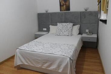 مسافرخانه Alojamento Local Santa Cruz