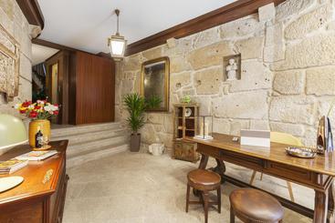 مسافرخانه Go2oporto @flores Guest House
