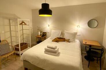 Отель Hôtel Les Bains