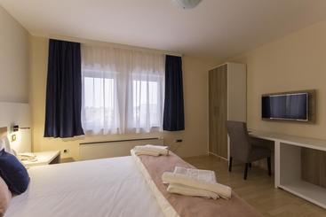 Airport Hotel Garni