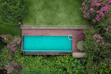 Отель Kings Pavilion Luxury