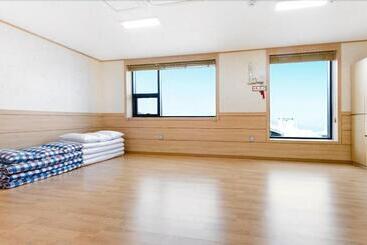 Paulownia Hostel & Guest House