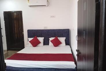 Отель Budget Friendly Metro Regency