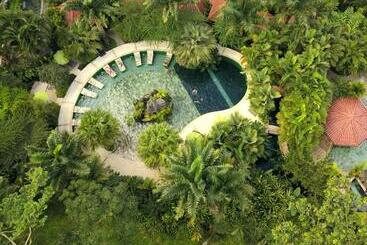 אתר נופש Paradise Hot Springs