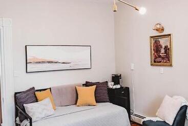 مبيت وإفطار The Montague Rose Inn & Cafe