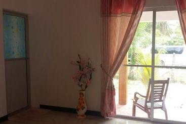 酒店 Island Breeze Inn