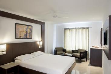 هتل Lalitha Inn