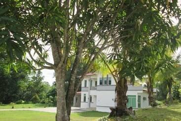 تختخواب و صبحانه Villa Dadap