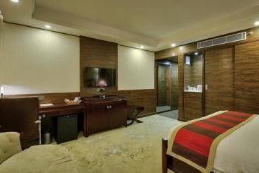 בית מלון כפרי Polo Inn & Suites