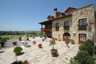 Habitaciones Y Estudios  Hotel Posada De Cantabria   Terraza Panorámica  Gintonic Bar