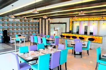 هتل Sudarshan City Walk