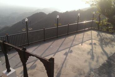 ホテル Jharipani Castle