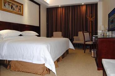 Vienna Hotel Shanwei Lufeng Jieshi Bus Station